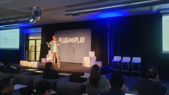 백우열 대표 플러그앤플레이 발표 사진/사진=경기창조경제혁신센터