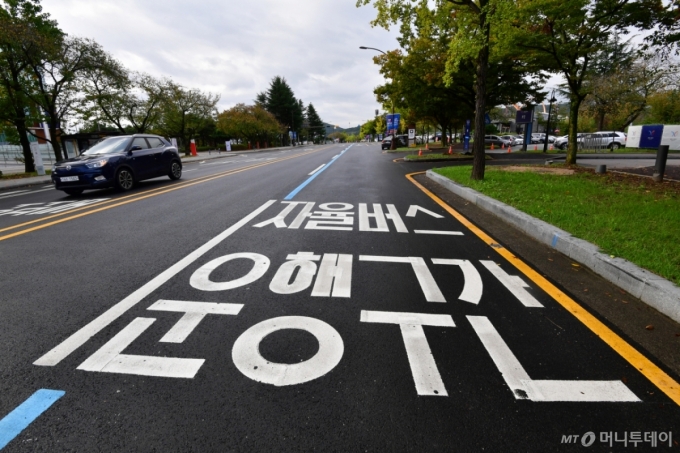 지난해 10월 APEC 2025 정상회의장인 경북 경주시 화백컨벤션센터 주변 도로에 자율 버스 전용 운행 구간이 새단장된 모습이다/사진=뉴스1 /사진=(경주=뉴스1) 최창호 기자