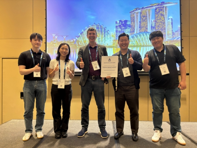 올빅뎃 관계자들과 경희대 연구진이 기념사진을 촬영하고 있다. /사진=올빅뎃 제공