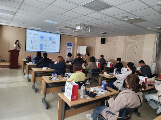 닥터다이어리 김은혜 헬스케어팀장이 진천군민 대상으로 연속혈당측정기와 결합한 모바일 기반 코칭 서비스를 온보딩하고 있는 모습/사진=닥터다이어리 