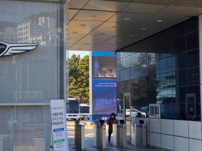 26일 현대차 울산공장 정문 안쪽에 설치된 전광판. 'AI(인공지능) 로보틱스 생태계를 이끌 아틀라스와 스팟'이라는 문구와 함께 'CES 2026'에서 공개된 휴머노이드 로봇 '아틀라스'와 로봇개 '스팟'의 시연 영상이 나오고 있다. /사진=이정우 기자