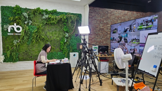 나우비긴의 스튜디오에서 라이브 방송이 진행되는 모습 /사진=최태범 기자