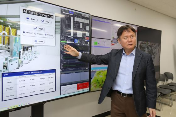 기계연 이택민 책임연구원이 디지털트윈 기반 자율제조 테스트베드 운영 화면을 살펴보고 있다/사진=기계연