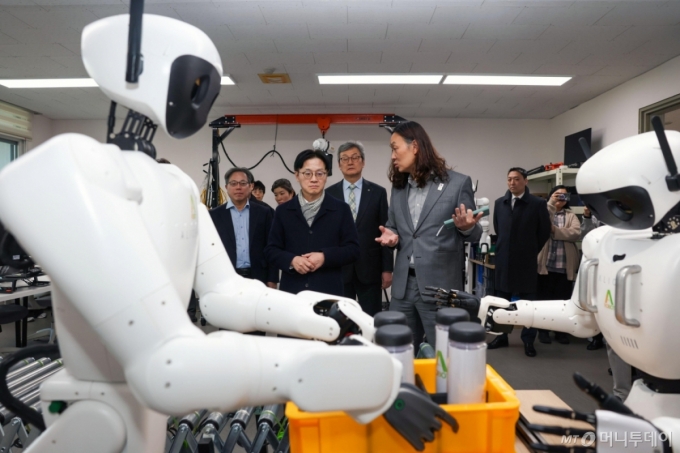  김정관 산업통상부 장관이 13일 경기 안산시 한양대 ERIC캠퍼스 창업보육센터 에이로봇을 방문해 휴머노이드 로봇 개발 과정을 둘러보고 있다. (사진=산업통상부 제공) 2026.01.13. /사진=뉴시스