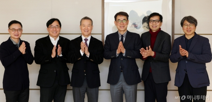   한국기업가정신재단이 28일 이사회를 열어 신임 이사장과 이사를 선임하고 기념 촬영을 하고 있다. 왼쪽부터 권도균 프라이머 대표, 이경묵 서울대 교수, 홍선근 3대 이사장, 곽수근 2대 이사장, 임준서 연세대 교수, 정유신 서강대 교수 /사진=김창현 기자 chmt@