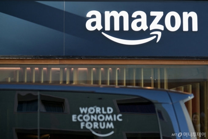 (로이터=뉴스1) 윤다정 기자 = 20일(현지시간) 스위스 다보스에서 열린 제56회 세계경제포럼(WEF) 연례회의에 아마존 로고가 전시돼 있다. 2026.01.20.  ⓒ 로이터=뉴스1  Copyright (C) 뉴스1. All rights reserved. 무단 전재 및 재배포,  AI학습 이용 금지. /사진=(로이터=뉴스1) 윤다정 기자