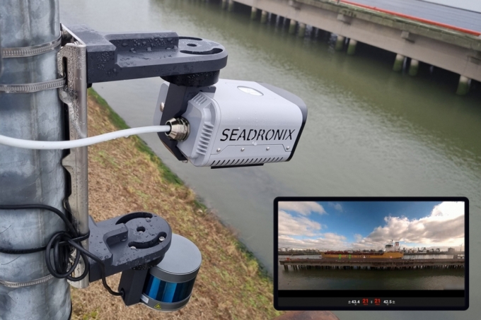 스톨트 탱커스 부두에 설치된 씨드로닉스의 AI 항만 관리 모니터링 시스템(AVISS) 센서 모듈과 실제 구동 중인 사용자 UI 화면/사진=씨드로닉스