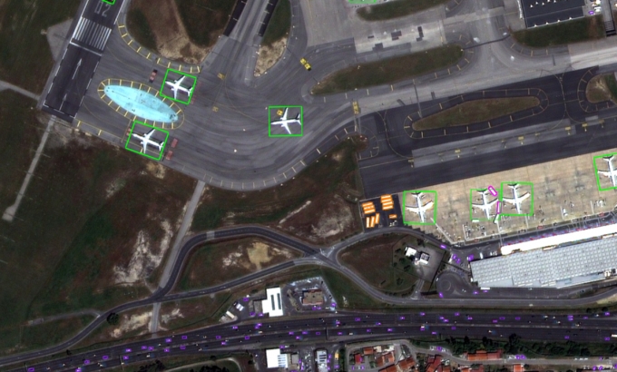 AI를 활용해 비행기를 탐지한 사례./사진=KAIST 인공위성연구소