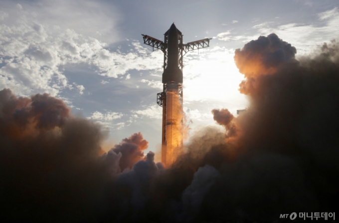 (스타베이스 로이터=뉴스1) 김경민 기자 = 스페이스X의 스타십 우주선을 탑재한 '슈퍼 헤비' 부스터가 미국 텍사스주 스타베이스에 있서 10번째 시험 비행을 하고 있다. 2025.8.26  ⓒ 로이터=뉴스1  Copyright (C) 뉴스1. All rights reserved. 무단 전재 및 재배포,  AI학습 이용 금지. /사진=(스타베이스 로이터=뉴스1) 김경민 기자