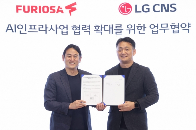 LG CNS AI클라우드사업부 김태훈 부사장(오른쪽)과 퓨리오사AI 백준호 대표가 AI인프라사업 협력 확대를 위한 업무협약식에서 기념사진을 촬영하고 있다 /사진제공=LG CNS