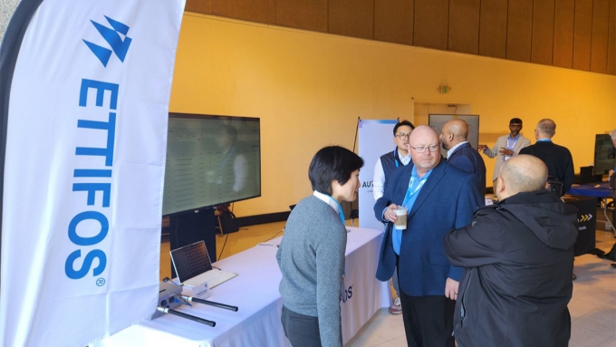 에티포스 글로벌사업개발팀장(Jane Lee)이 5GAA 총회에서 캘리포니아교통부(Caltrans), 자동차 OEM사(BMW, 폭스바겐, 아우디 등), Tier1(Valeo, Bosch 등) 및 톨링 솔루션사(Kapsch, Indra, Conduent 등)를 대상으로 V2X 톨링 솔루션을 선보이고 있다./사진제공=에티포스