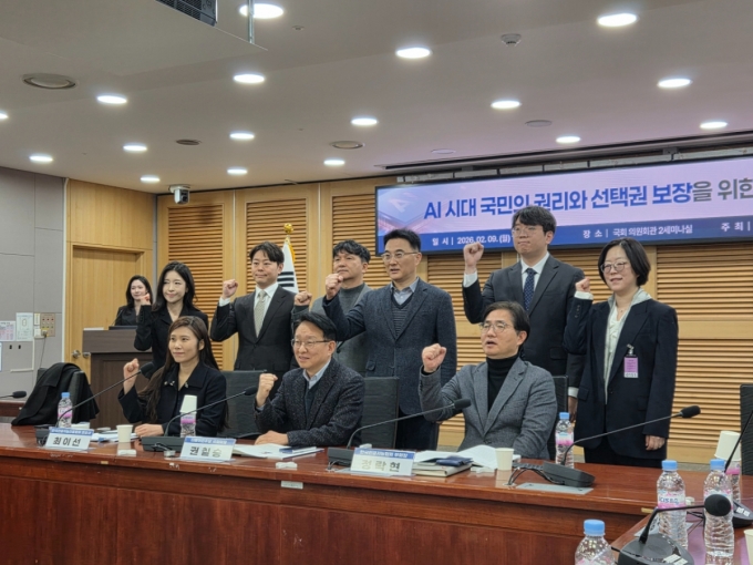 권칠승 더불어민주당 의원(가운데)과 최이선 한국인공지능협회 정책전문위원(왼쪽) 등 법조계&middot;산업계 관계자들이 9일 국회의원회관에서 열린 정책토론회에 참석했다  /사진=송정현 기자