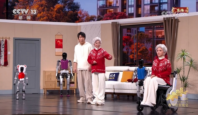 16일 CCTV에서 방송된 춘완의  '할머니의 최애' 코너에서 로봇들이 인간 배우들과 연기를 펼치고 있다./사진=CCTV 갈무리