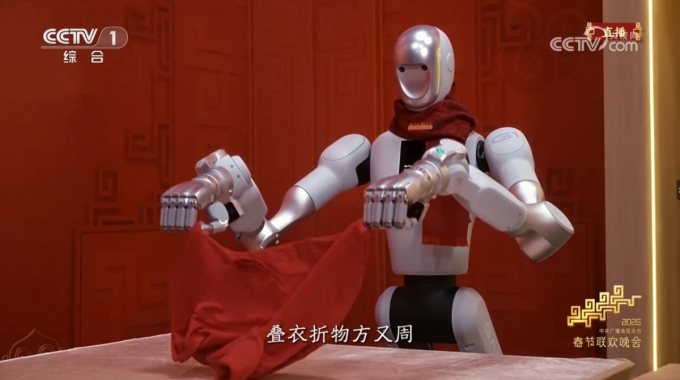 16일 CCTV에서 방송된 춘완의 마이크로영화 '가장 잊기 힘든 오늘 밤'이 의상을 개며 무대 준비를 돕고있다/사진=CCTV 갈무리