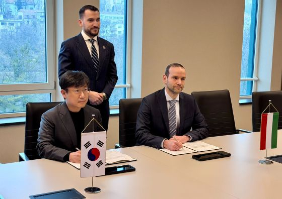 HULEO 프로그램 협력 계약 체결식에서 서명 중인 텔레픽스 조성익 대표와 렘레드 레벤테 발로그 대표/사진=텔레픽스 