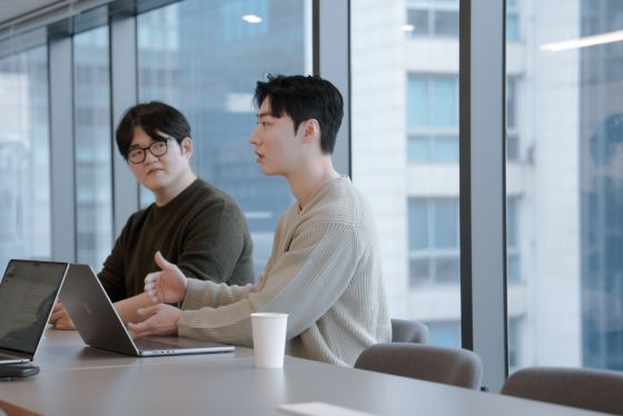 'CAGE' 논문에 참여한 셀렉트스타 연구팀(왼쪽부터 임용택 연구원, 김민우 AI Safety 팀장)/사진=셀렉트스타