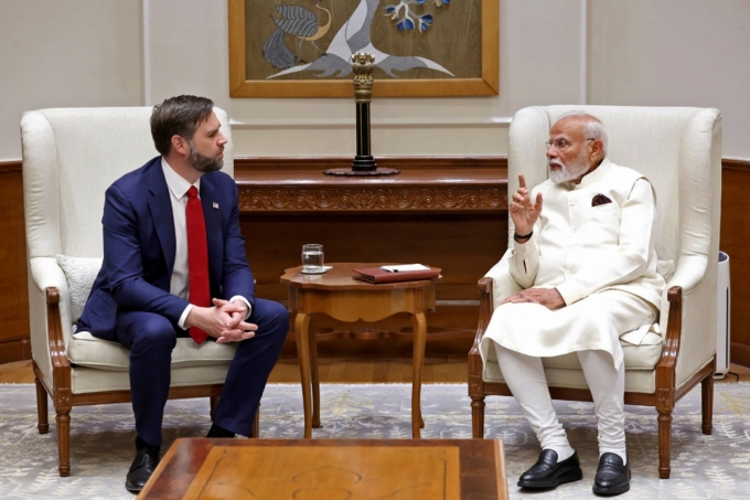 (뉴델리 AFP=뉴스1) 우동명 기자 = JD 밴스 미국 부통령이 21일(현지시간) 뉴델리를 방문해 나렌드라 모디 인도 총리와 회담을 하고 있다. 2025.04.22  ⓒ AFP=뉴스1  Copyright (C) 뉴스1. All rights reserved. 무단 전재 및 재배포,  AI학습 이용 금지. /사진=(뉴델리 AFP=뉴스1) 우동명 기자