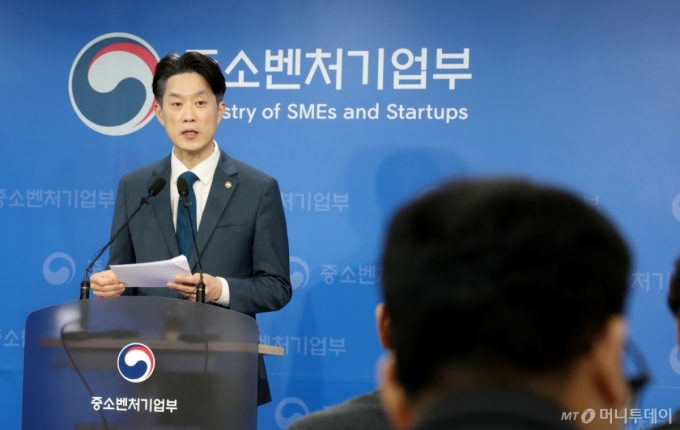 (세종=뉴스1) 김기남 기자 = 노용석 중소벤처기업부 제1차관이 12일 세종시 정부세종청사 중소벤처기업부에서 중소벤처기업진흥공단, 소상공인시장진흥공단, 기술보증기금 등 총 15개의 공공기관 및 유관기관의 2026년 업무보고 내용을 발표하고 있다. 2026.1.12/뉴스1  Copyright (C) 뉴스1. All rights reserved. 무단 전재 및 재배포,  AI학습 이용 금지. /사진=(세종=뉴스1) 김기남 기자
