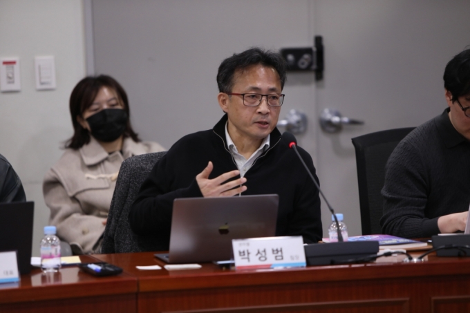 박성범 넷마블 게임 팀장이 세미나에서 발언하고 있다. 2026.02.23./사진제공=진종오 의원실