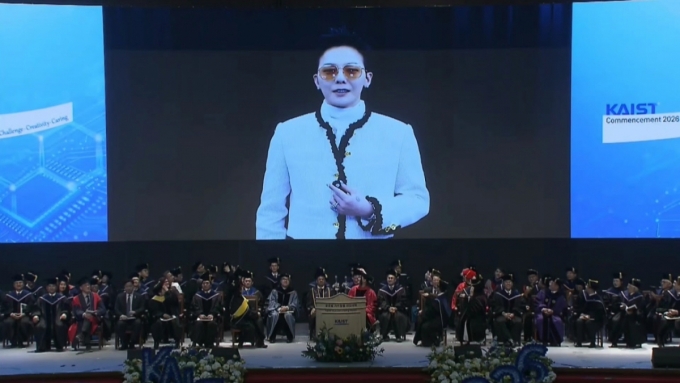 지드래곤이 지난 20일 대전 카이스트 본원에서 열린 '2026년도 학위수여식'에서 영상으로 축사를 하고 있다/사진제공=갤럭시코퍼레이