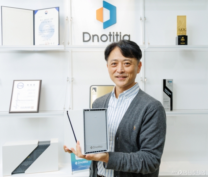 정무경 디노티시아 대표가 벡터DB 솔루션 디바이스 샘플을 들고 있다/사진=이기범 기자 leekb@