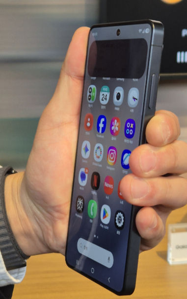 휴대폰 상단의 알림 팝업에만 프라이버시 디스플레이 설정을 했다. 옆에서 봤을 때 윗부분만 까맣게 가려진다./사진=김소연 기자