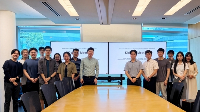 딥브레인AI와 싱가포르경영대학(SMU) 측이 기념사진을 촬영하고 있다. /사진=딥브레인AI 제공