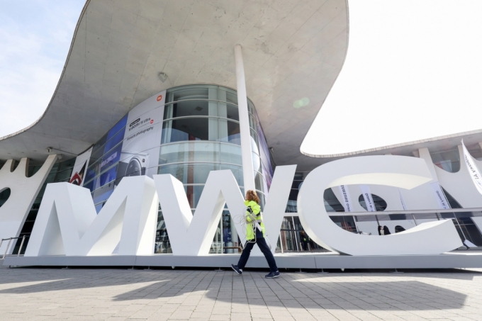 지난해 세계 최대 이동통신 전시회 '모바일 월드 콩그레스(MWC) 2025' 개막을 이틀 앞둔 1일(현지시간) 스페인 바르셀로나 피라 그란 비아 전시장에서 공사 관계자들이 오가고 있다./사진=뉴스1