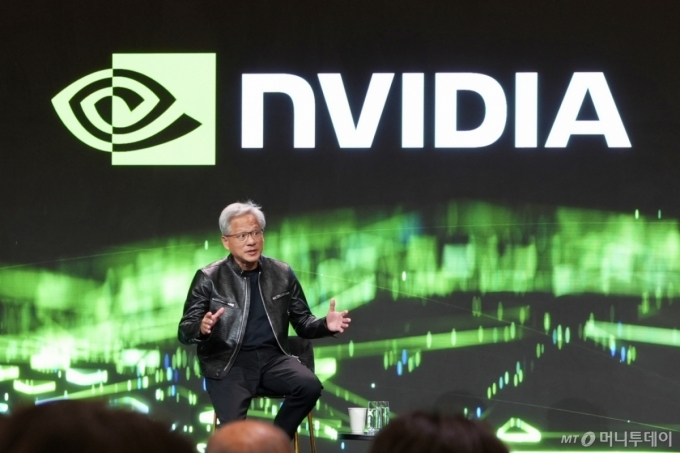 젠슨 황 엔비디아 CEO(최고경영자)가 1월6일(현지시간) 미국 라스베이거스 퐁텐블루호텔에서 열린 글로벌 미디어 간담회에서 답변하고 있다. /사진=김남이 기자