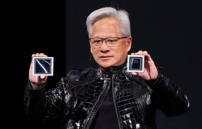 (라스베이거스(미국)=뉴스1) 황기선 기자 = 젠슨 황 엔비디아 최고경영자(CEO)가 5일(현지시간) 미국 네바다주 라스베이거스 퐁텐블루에서 열린 엔비디아 CES 2026 라이브에서 기조연설을 하던 중 AI 칩을 들어올리고 있다. (공동취재)  2026.1.6/뉴스1  Copyright (C) 뉴스1. All rights reserved. 무단 전재 및 재배포,  AI학습 이용 금지