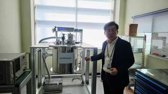 양자컴퓨터 부품 측정실에서 이용구 대표가 시설을 설명하고 있다/사진=류준영 기자 