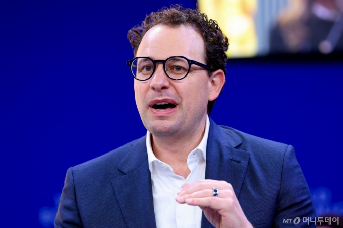 (다보스 로이터=뉴스1) 강민경 기자 = 다리오 아모데이 앤트로픽 최고경영자(CEO)가 20일 스위스 다보스에서 열린 세계경제포럼에서 발언하고 있다. 2026.1.20  ⓒ 로이터=뉴스1  Copyright (C) 뉴스1. All rights reserved. 무단 전재 및 재배포,  AI학습 이용 금지. /사진=(다보스 로이터=뉴스1) 강민경 기자