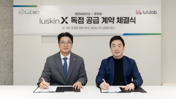 이환철 엘앤씨바이오 대표(왼쪽)와 최용준 룰루랩 대표가 총판 계약을 맺고 있다. /사진=룰루랩 제공