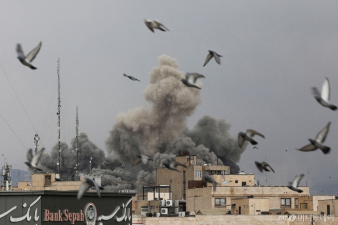 (테헤란 로이터=뉴스1) 김경민 기자 = 미국과 이스라엘이 2일(현지시간) 이란의 수도 테헤란을 공격한 후 연기가 피어오르고 새들이 날아오르고 있다. 2026.3.2  ⓒ 로이터=뉴스1  Copyright (C) 뉴스1. All rights reserved. 무단 전재 및 재배포,  AI학습 이용 금지. /사진=(테헤란 로이터=뉴스1) 김경민 기자