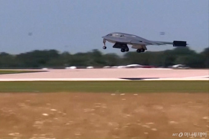 (화이트먼 공군기지 로이터=뉴스1) 김경민 기자 = 미국 공군 B-2 스텔스 폭격기가 22일(현지시간) 이란의 주요 핵 시설을 공격한 후 미주리주에 있는 화이트먼 공군기지로 돌아오고 있다. 2025.6.22  ⓒ 로이터=뉴스1  Copyright (C) 뉴스1. All rights reserved. 무단 전재 및 재배포,  AI학습 이용 금지. /사진=(화이트먼 공군기지 로이터=뉴스1) 김경민 기자