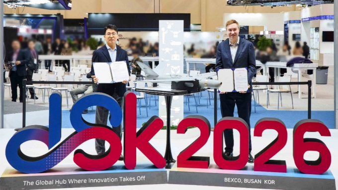 김의정 위플로 대표(왼쪽)와 존 베이슨 WBE 고문이 업무협약을 맺고 있다. /사진=위플로 제공