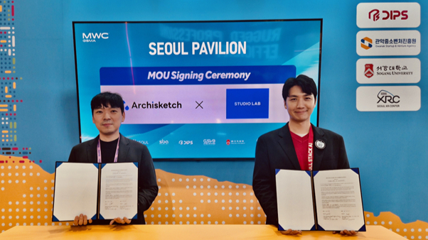 이주성 아키스케치 대표(왼쪽)와 강성훈 스튜디오랩 대표가 업무협약을 맺고 있다. /사진=아키스케치 제공