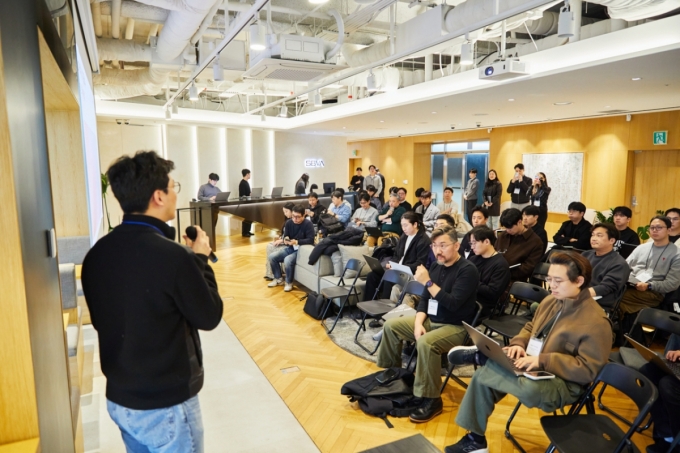 지난 5일 서울 강남구 SBVA 본사에서 진행된 오픈AI와 포트폴리오사를 대상으로 열린 'SBVA x 오픈AI 워크숍'에서 포트폴리오사들이 발표 내용을 듣고 있다. /사진제공=SBVA