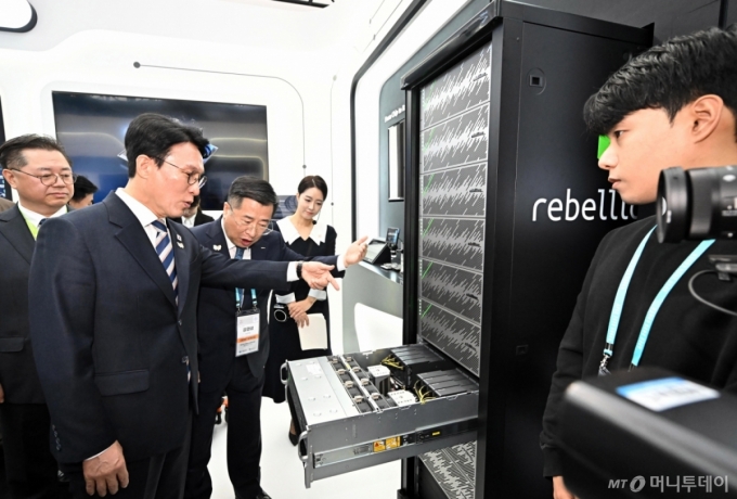 [경주=뉴시스] 추상철 기자 = 김민석 국무총리가 30일 경북 경주엑스포공원에 마련된 APEC 경제전시장 'K-비즈니스 스퀘어'에서 리벨리온의 신경망처리장치(NPU) 서버가 탑재된 랙을 살펴보고 있다. (공동취재) 2025.10.30. photo@newsis.com /사진=추상철