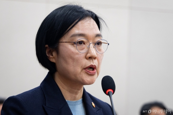 한성숙 중소벤처기업부 장관이 지난 12일 서울 여의도 국회에서 열린 제433회 국회(임시회) 산업통상자원중소벤처기업위원회 제2차 전체회의에서 법안 의결 인사말을 하고 있다. /사진=뉴스1