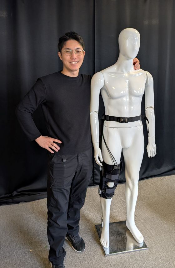 윤성식 대표와 리보디스가 개발중인 웨어러블 로봇 제품/사진=리보디스