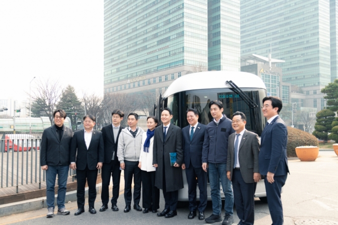 16일 오토노머스에이투지 본사 앞에서, 한지형 오토노머스에이투지 대표(왼쪽 네번째), 김재원 코리아스타트업 포럼 신임 의장(왼쪽 세번째),  김한규 국회 유니콘팜 공동대표(가운데) 등 유니콘팜 소속 의원들 및 관계자들과 기념 촬영을 하고 있는 모습/사진제공=코리아스타트업포럼