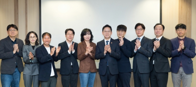 배경훈 부총리 겸 과학기술정보통신부 장관이 18일 오전 서울 종로구 광화문교보빌딩 국가과학기술자문회의 대회의실에서 열린 '독자 AI 관계 기업 간담회' 에서 기념촬영을 하고 있다. 왼쪽부터 김세웅 카카오 부사장, 손지윤 네이버 전무, 김성훈 업스테이지 대표, 임우형 LG AI 원장, 이연수 NC AI 대표, 배경훈 부총리, 임정환 모티프테크놀로지스 대표, 유경상 SK텔레콤 AI CIC장, 김연규 장관정책보좌관, 김경만 인공지능정책실장./사진제공=과학기술정보통신부