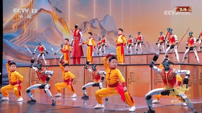 지난 2월 16일 CCTV에서 방송된 춘완의 무봇 공연에서 유니트리 로봇들이 인간들과 함께 집단 무술을 하고 있다/사진=CCTV 갈무리