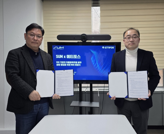(왼쪽부터)에스유엠 현영진 대표, 에티포스 김호준 대표가 V2X 기반의 자율협력주행 분야 공동 협업을 위한 업무협약 체결 이후 기념촬영을 하고 있다. /사진제공=에티포스