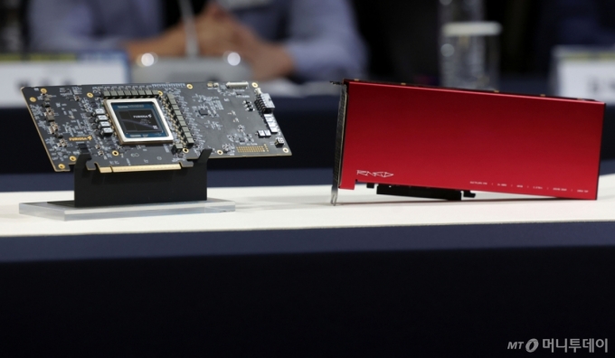 17일 서울 중구 프레스센터에서 열린 국민성장펀드 'K-엔비디아 프로젝트' 민관 합동간담회에서 AI 반도체 기업인 퓨리오사AI 제품이 놓여 있다. 퓨리오사AI 등 NPU 기업들은 자사가 만든 NPU와 메모리를 탑재한 보드를 완제품으로 판매한다. /사진=뉴시스