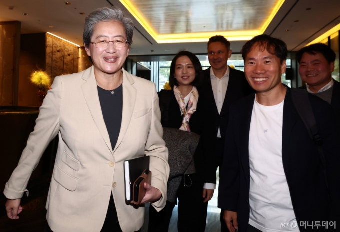 리사 수 AMD 최고경영자(CEO)와 김성훈 업스테이지 대표가 19일 오전 서울 포시즌스 호텔에서 조찬 회동을 한 뒤 함께 나오고 있다. /사진=뉴스1