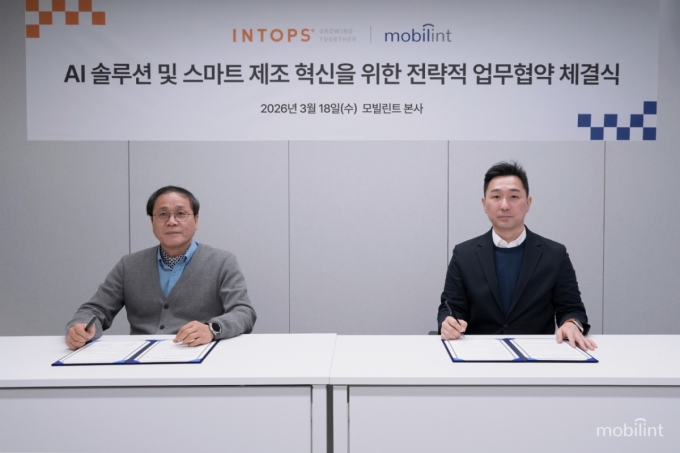 (왼쪽부터)정시우 인탑스 전략영업그룹장, 윤상현 모빌린트 CSO가 업무협약을 체결하고 있다 /사진제공=모빌린트