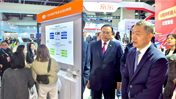 궁정 상하이시장(오른쪽)이 지난 12일 &lsquo;AWE 2026&rsquo; 현장을 찾아 에버트레져 등 한극 벤처기업 부스를 참관하며 관계자의 설명을 듣고 있다. /사진=벤치기업협회