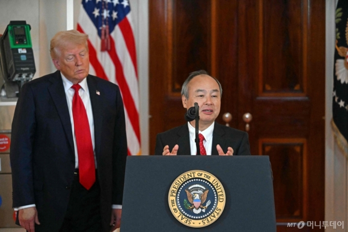 (워싱턴 AFP=뉴스1) 우동명 기자 = 도널드 트럼프 미국 대통령이 30일(현지시간) 워싱턴 백악관에서 20여명의 글로벌 기업 CEO가 참석한 가운데 열린 '미국 투자' 행사서 손정의 소프트뱅크 CEO의 발언을 듣고 있다. 2025.05.01 ⓒ AFP=뉴스1 Copyright (C) 뉴스1. All rights reserved. 무단 전재 및 재배포,  AI학습 이용 금지. /사진=(워싱턴 AFP=뉴스1) 우동명 기자